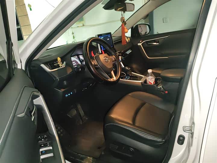 Фото 8 - Toyota RAV4