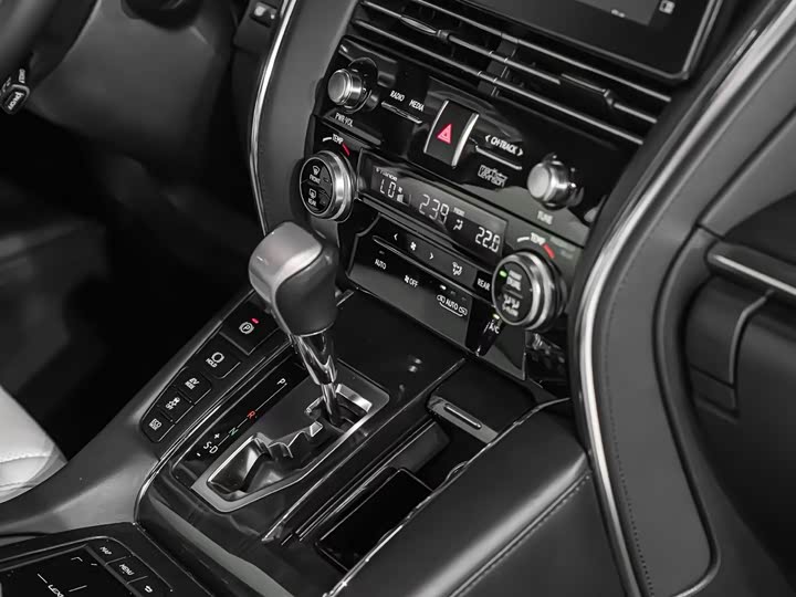 Фото 7 - Lexus LM