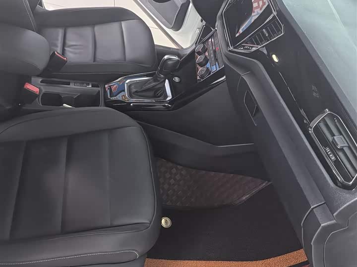 Фото 8 - Volkswagen T-Roc