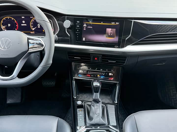 Фото 10 - Volkswagen Passat