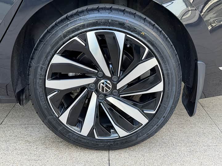 Фото 13 - Volkswagen Passat