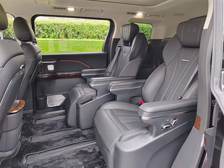 Фото 8 - Hongqi HQ9