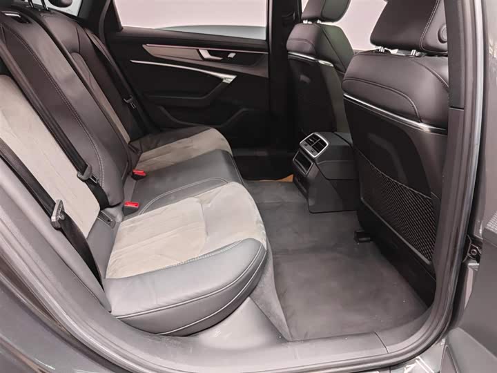 Фото 9 - Audi A6L