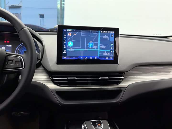 Фото 13 - Hongqi E-QM5