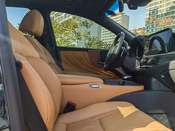 Фото 4 - Lexus LS