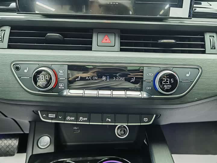 Фото 12 - Audi A4L