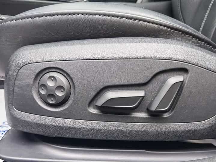 Фото 14 - Audi A4L