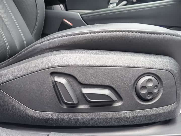 Фото 15 - Audi A4L