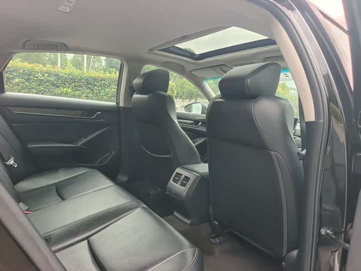 Фото 8 - Honda Accord