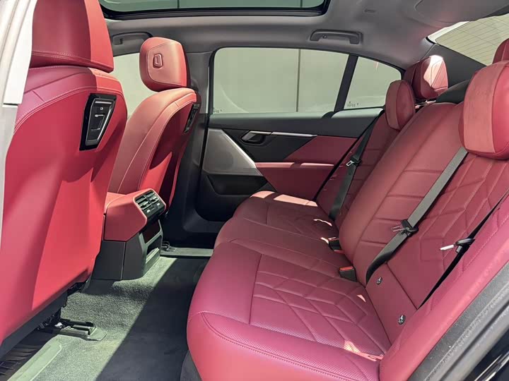 Фото 11 - BMW i5