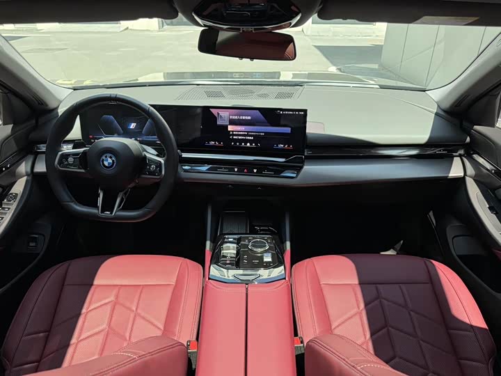 Фото 15 - BMW i5