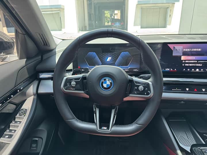 Фото 16 - BMW i5