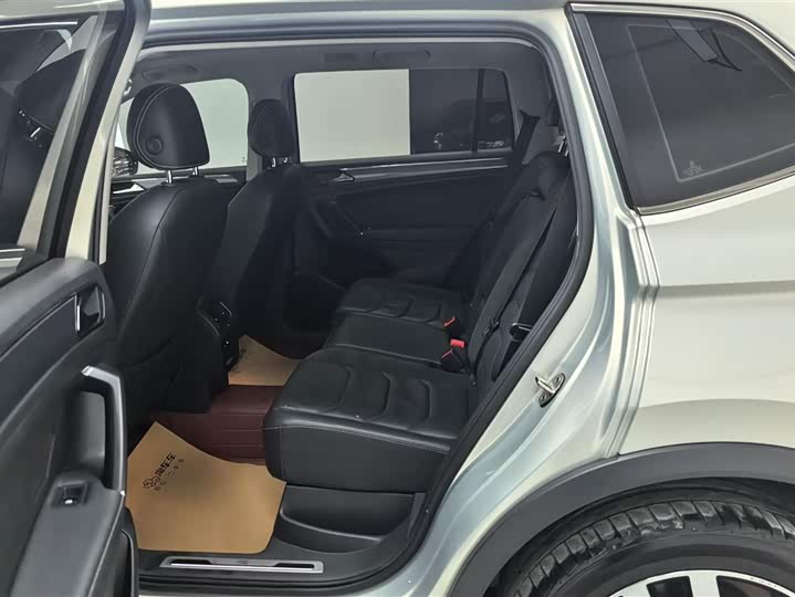 Фото 11 - Volkswagen Tiguan L Pro