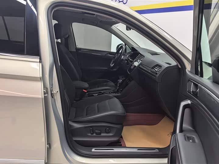 Фото 8 - Volkswagen Tiguan L Pro