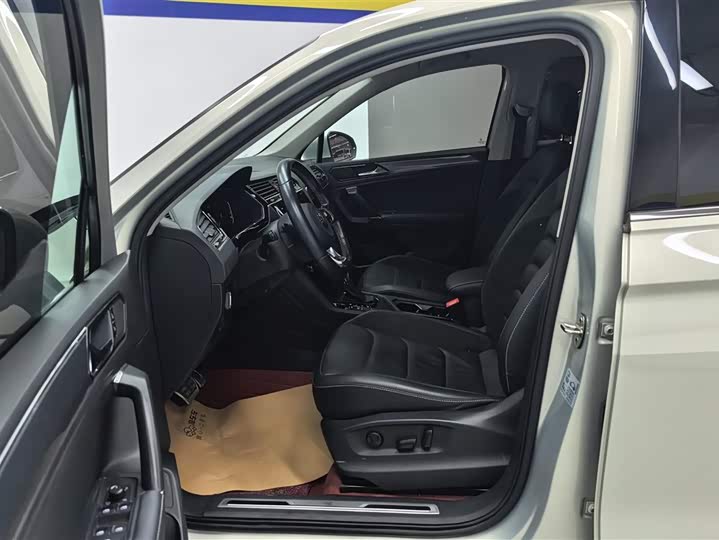 Фото 9 - Volkswagen Tiguan L Pro