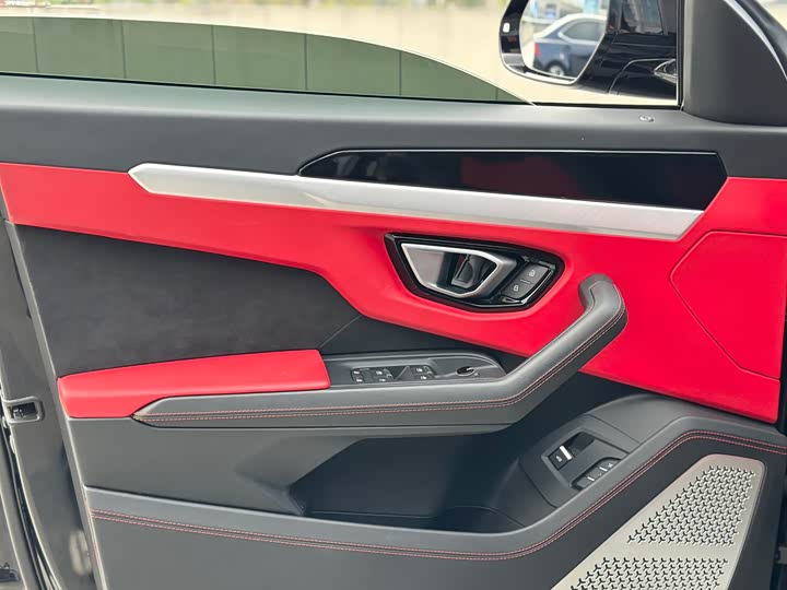 Фото 16 - Lamborghini Urus