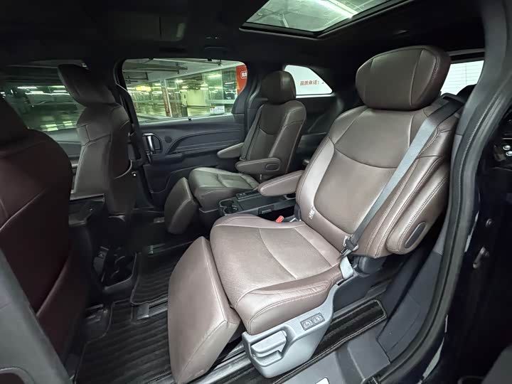 Фото 10 - Toyota Granvia