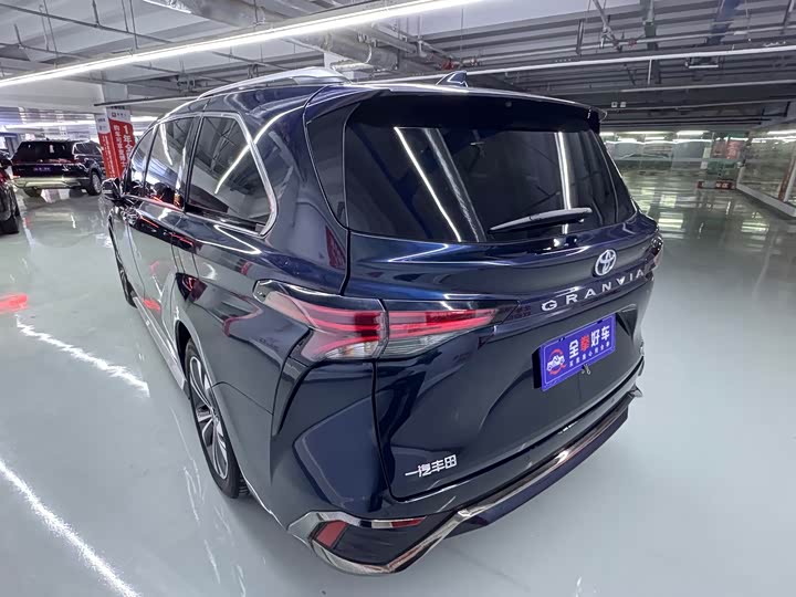 Фото 5 - Toyota Granvia