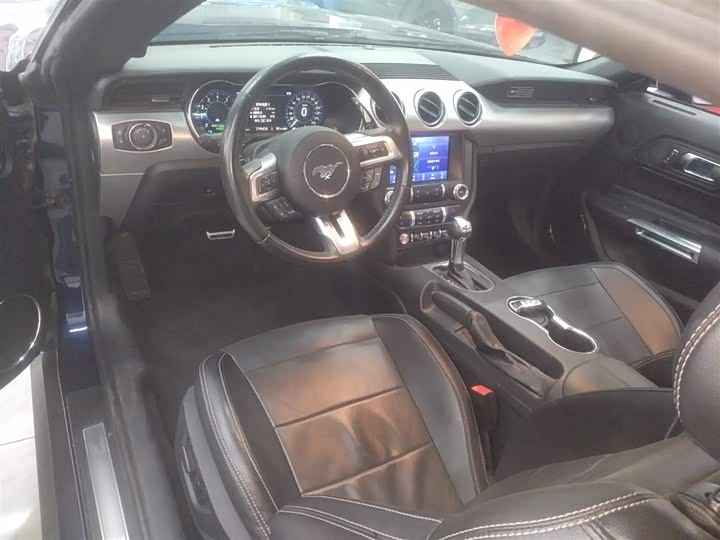 Фото 10 - Ford Mustang