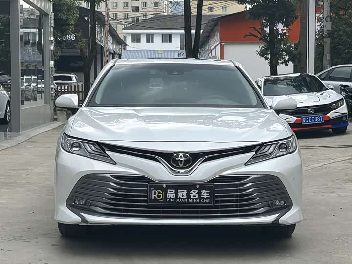 Фото 2 - Toyota Camry