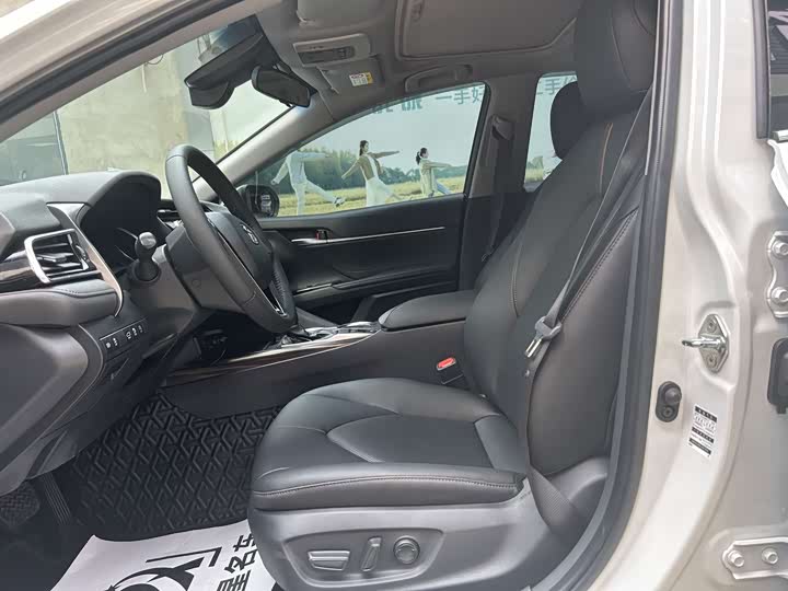 Фото 4 - Toyota Camry