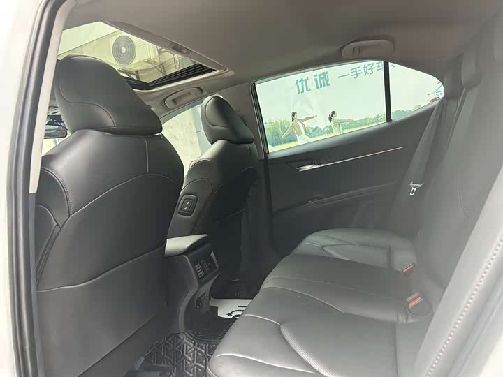 Фото 6 - Toyota Camry