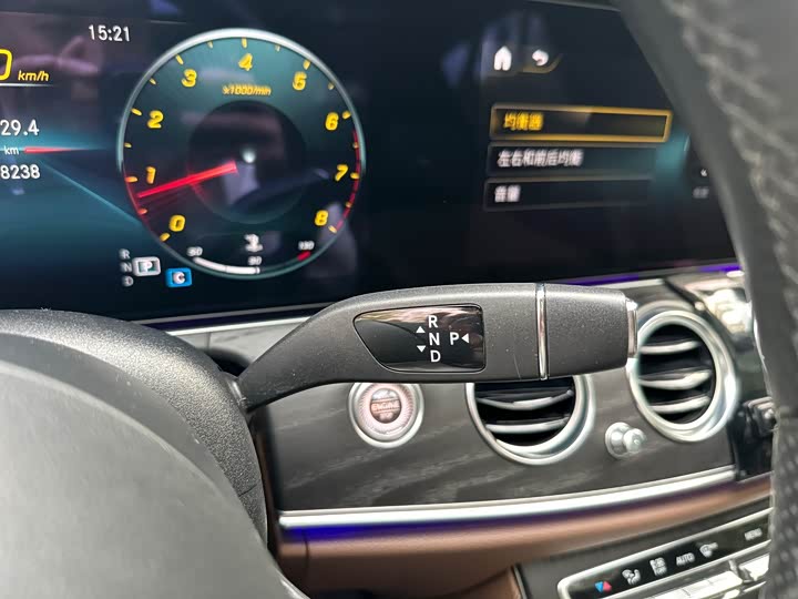 Photo 17 - Mercedes-Benz E-Class