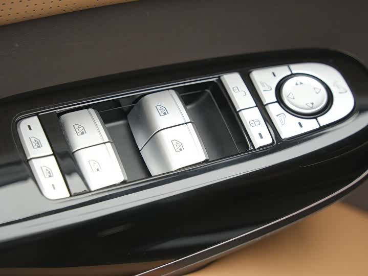 Фото 16 - Denza D9