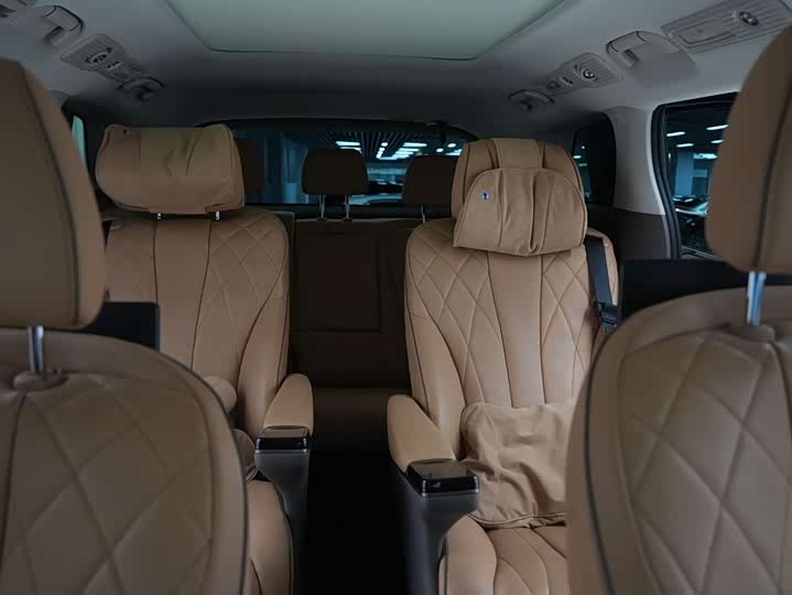 Фото 27 - Denza D9