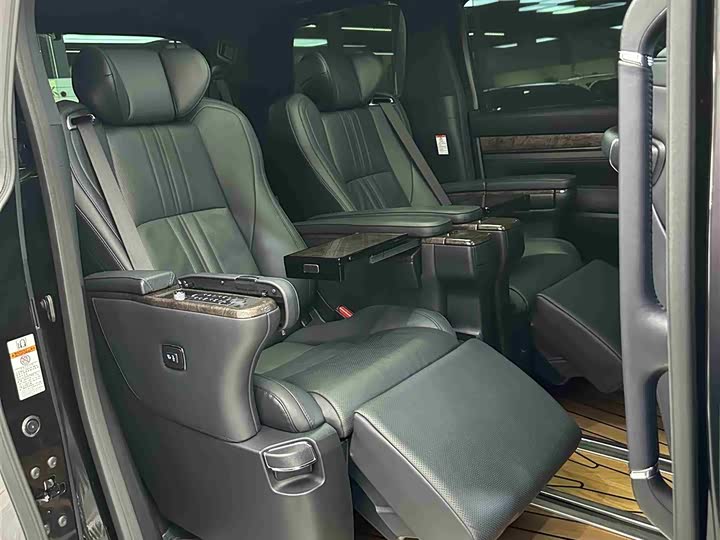 Фото 7 - Toyota Vellfire