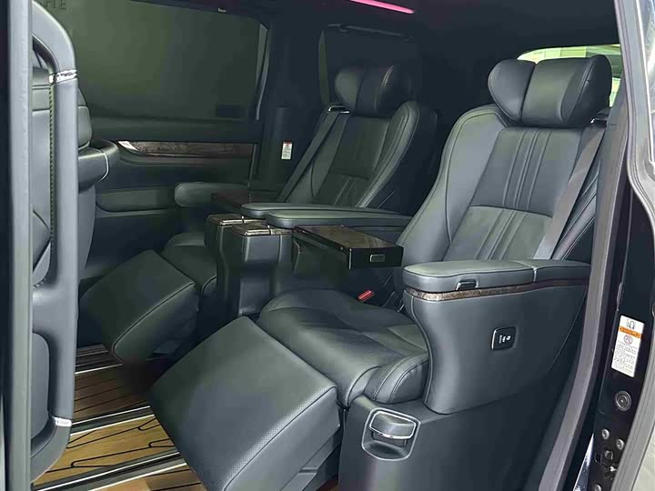 Фото 8 - Toyota Vellfire