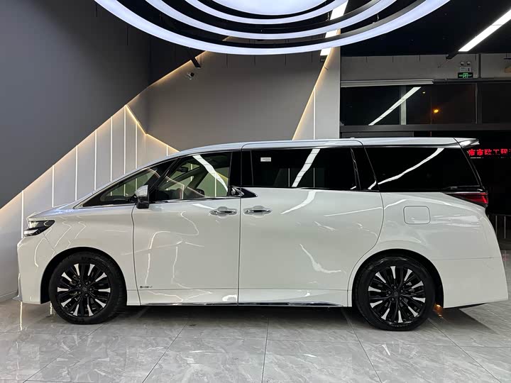 Фото 7 - Toyota Vellfire