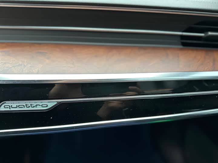 Фото 10 - Audi A6L