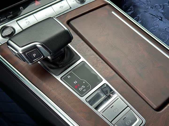 Фото 11 - Audi A6L