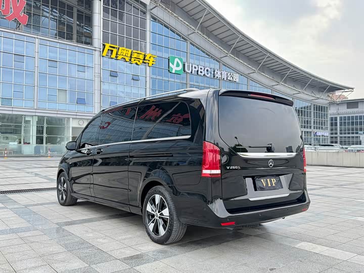 Фото 9 - Mercedes-Benz V-Class