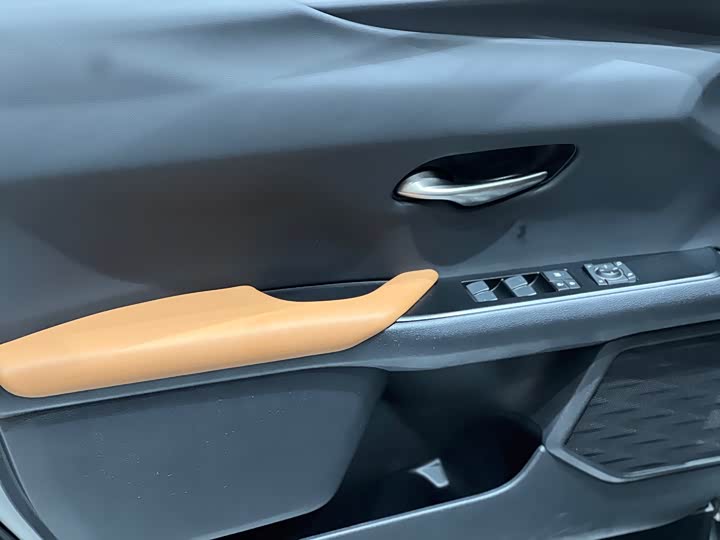 Фото 11 - Lexus UX