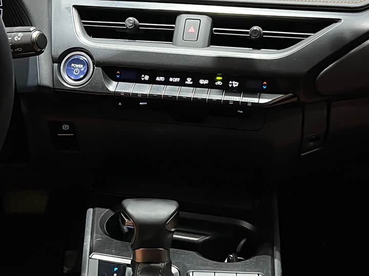 Фото 17 - Lexus UX