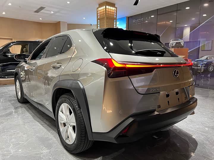 Фото 4 - Lexus UX