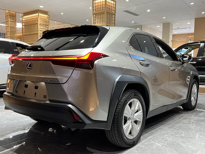 Фото 5 - Lexus UX