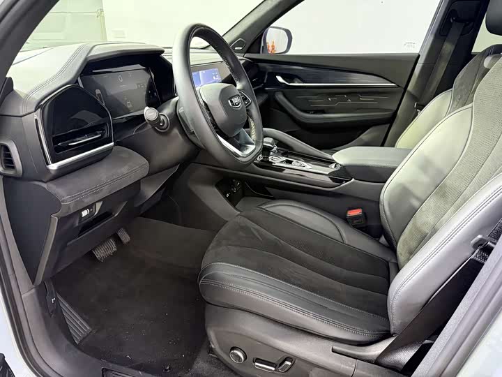 Фото 10 - Geely Monjaro