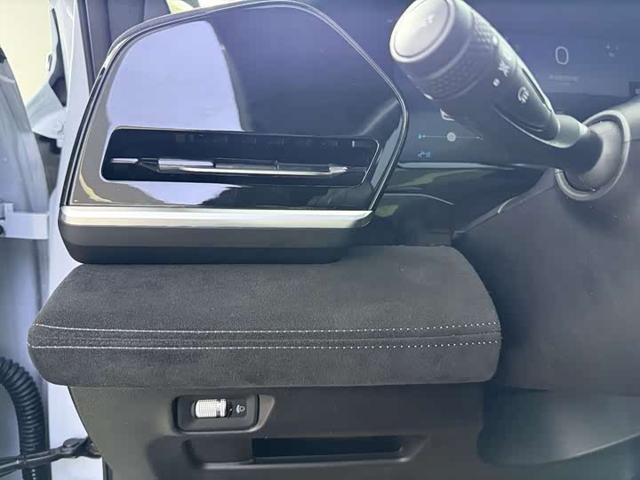 Фото 13 - Geely Monjaro