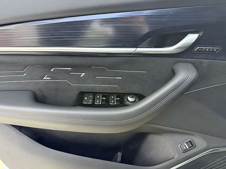 Фото 16 - Geely Monjaro