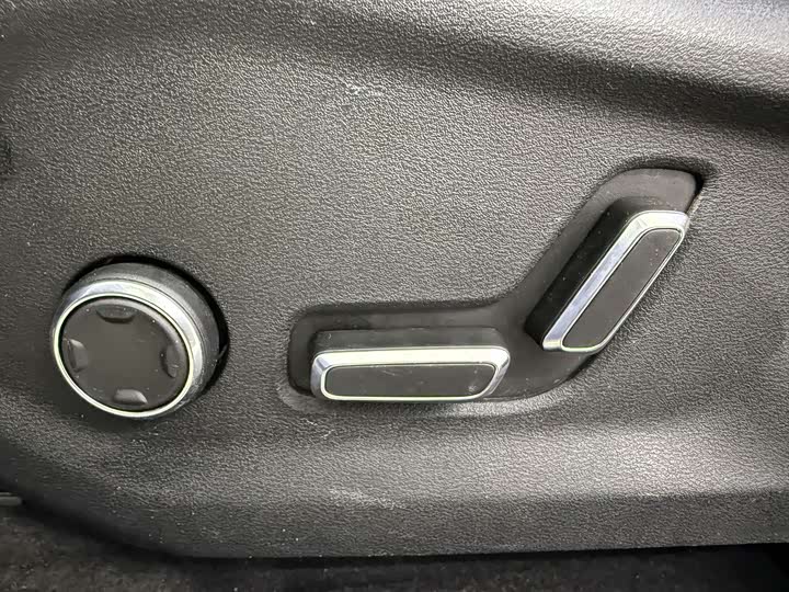 Фото 17 - Geely Monjaro