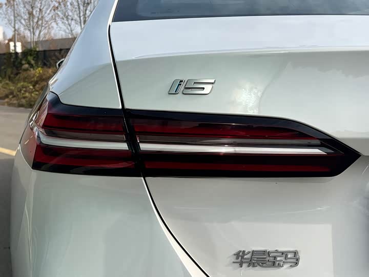 Фото 24 - BMW i5