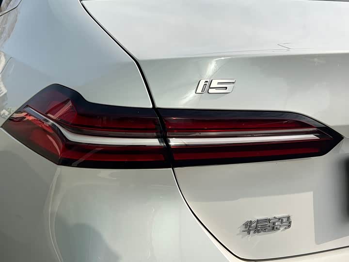 Фото 25 - BMW i5