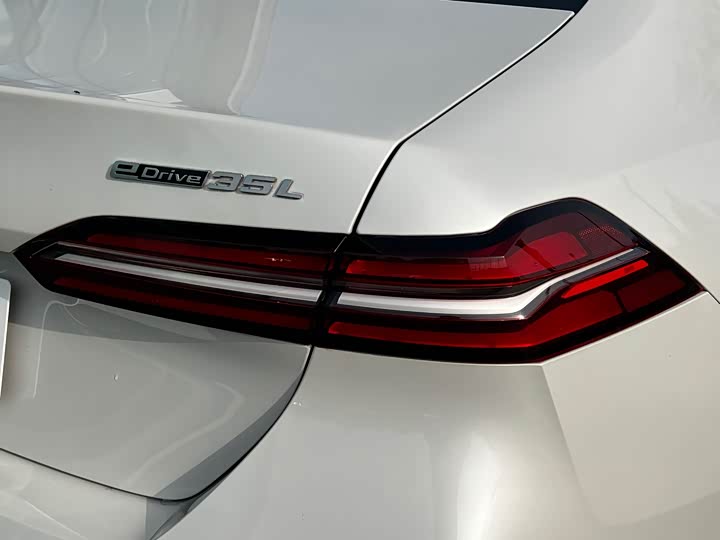 Фото 27 - BMW i5