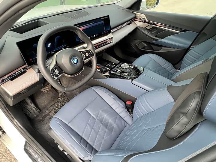 Фото 3 - BMW i5