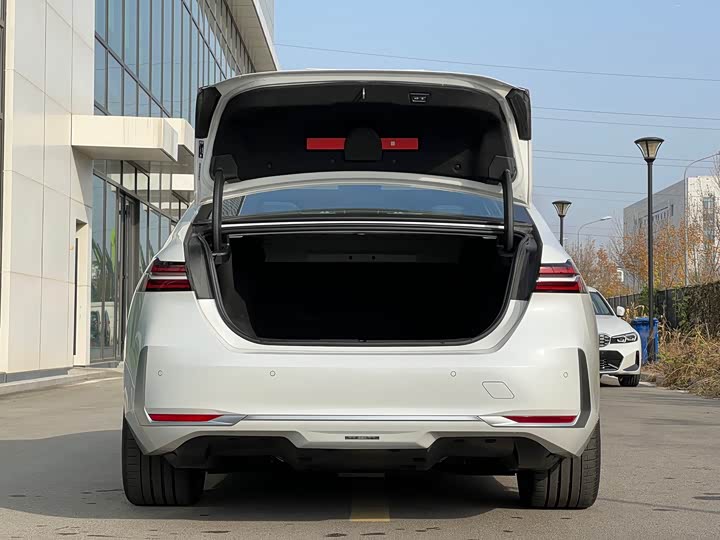 Фото 32 - BMW i5