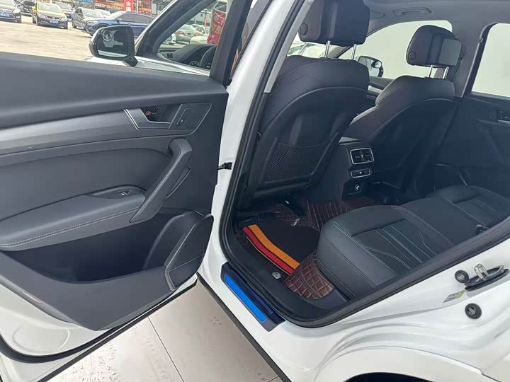 Фото 6 - Audi Q5L