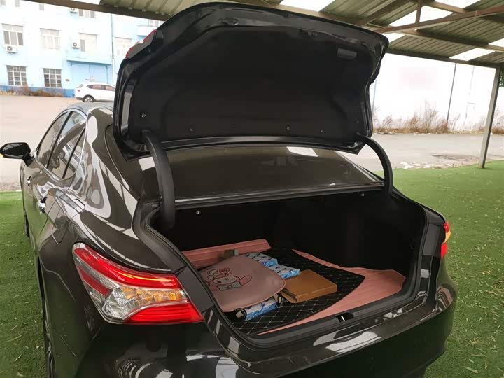 Фото 19 - Toyota Camry